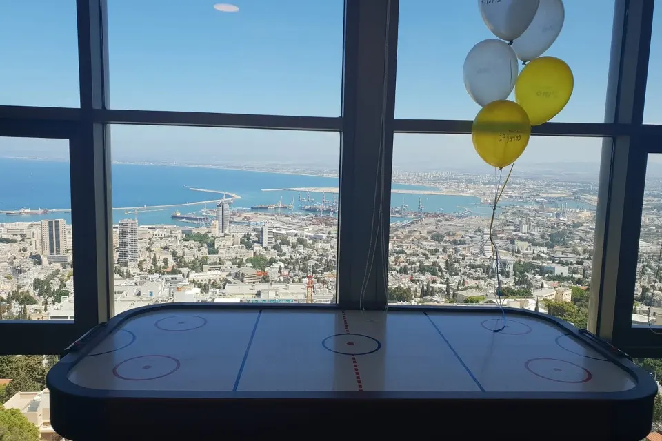 שולחן הוקי אוויר מול נוף לים