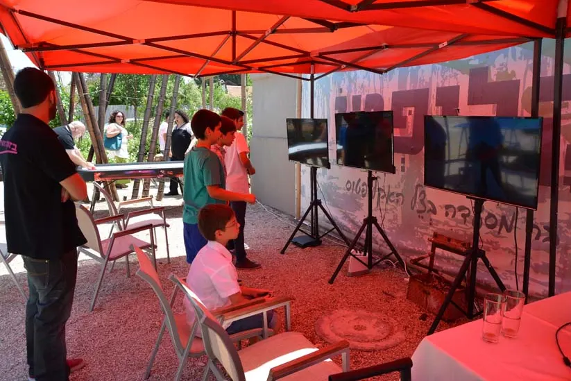 עמדות מסכים ומשחקים בתאורה אדומה